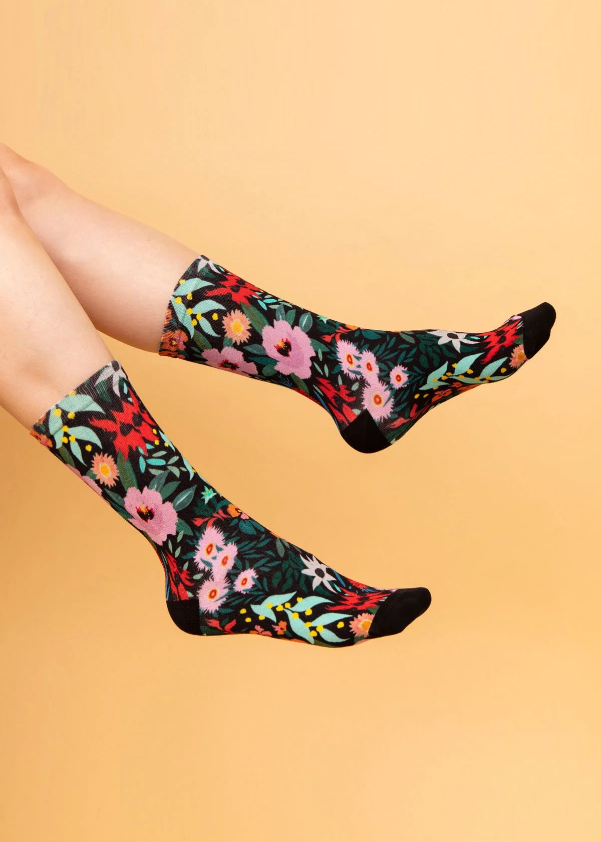 juliewhite-socks-p-FLOWER-DANCE_1200x_cbb352a6-6dfa-4594-a9ab-40e3bf9ad175.webp